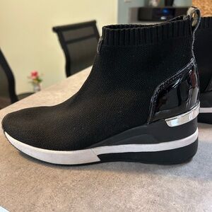 Black Women's Slip-On Sneakers